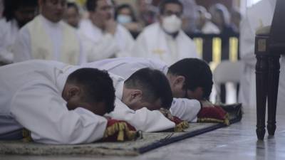 Los diáconos durante la ceremonia en la catedral de San Pedro Sula.
