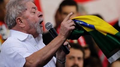 El expresidente Lula da Silva participó ayer en acto públicos pidiendo a los partidarios que salgan a defender a Dilma.