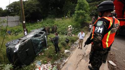 En la orilla de una quebrada quedó dada vuelta una patrulla de la Policía Militar