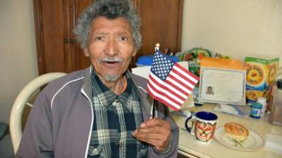 Israel De la Cruz Meléndez posa con una bandera de los Estados Unidos. EFE