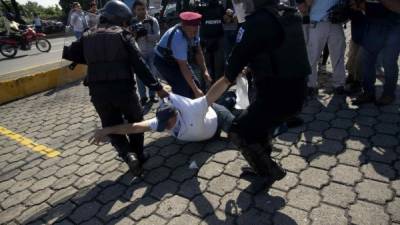 La Policía nicaragüense reprimió a decenas de manifestantes que intentaban iniciar una nueva protesta contra el presidente Daniel Ortega, tras el decreto publicado en septiembre pasado que define como ilegales las manifestaciones públicas que no cuenten con permiso del Gobierno.