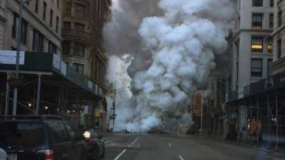 Una gran columna de humo se alzó sobre la calle.