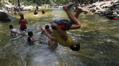 Con ropa, traje de baño o como sea, lo importante era sofocar el calor.