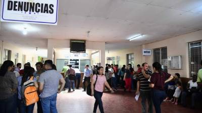 Maestros en la Departamental en busca de una plaza de trabajo. foto: yoseph amaya.