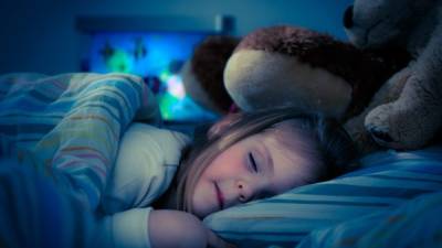 Los niños pequeños son sensibles a la exposición a la luz en la hora previa a ir a la cama, por eso baje su intensidad
