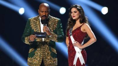 Steve Harvey entrevista a la Miss Mexico Sofía Aragón en el concurso de Miss Universo, en 2019.