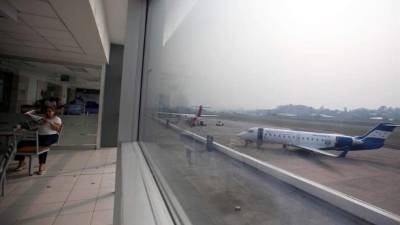 Una mujer espera abordar un vuelo en el Aeropuerto Internacional de Toncontín en Tegucigalpa la capital de Honduras. EFE/Archivo