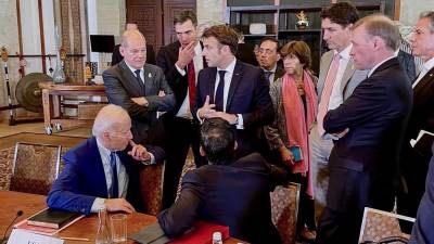 El presidente de EEUU, Joe Biden, el canciller alemán Olaf Scholz, el primer ministro de España, Pedro Sánchez, el presidente francés Emmanuel Macron, el primer ministro de Canadá Justin Trudeau, junto a otros líderes discuten la situación en Polonia al margen de la cumbre del G20.