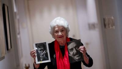 La fotógrafa argentina Sara Facio muestra retratos que le hizo al escritor colombiano Gabriel García Márquez, en Buenos Aires (Argentina). EFE