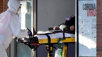 Personal médico traslada a una paciente con coronavirus en Madrid. Foto: AFP