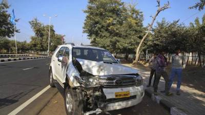 Un coche del convoy del secretario de estado estadounidense, John Kerry, permanece a un lado de la carretera con el frontal dañado en Gandhinagar (India) hoy, lunes 12 de enero de 2015. Dos coches del convoy que llevaba a Kerry al aeropuerto, uno de ellos el propio coche en el que el secretario de estado viajaba, han sufrido un accidente en el que nadie ha resultado herido. EFE