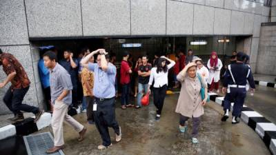 Decenas de personas resultaron heridas al desplomarse un balcón en el edificio de la bolsa de valores en Yakarta. //EFE.