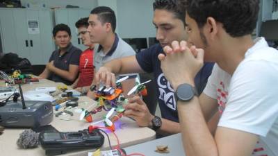 Estudiantes de la carrera de Ingeniería en Mecatrónica de la Unitec mientras se preparaban para el “Done Challenge 2016”.