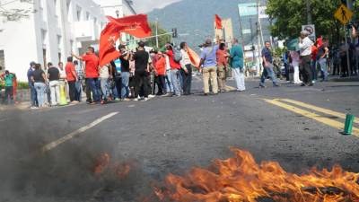 Los simpatizantes de Libre han quemado llantas y han gritado consignas frente a la comuna sampedrana. Fotografía: La Prensa / José Cantarero.