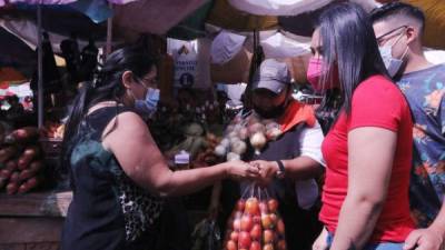 Foto de la actividad comercial en un mercado de Tegucigalpa en diciembre de 2020.