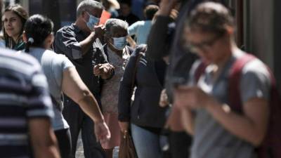 Ciudadanos son vistos usando tapabocas, este martes, en San José, Costa Rica. EFE/ Jeffrey Arguedas