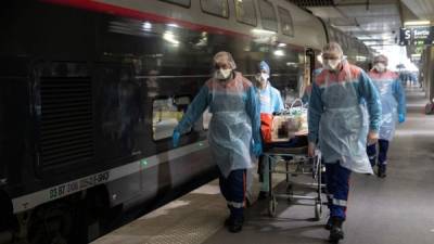 Personal médico en Francia traslada a un paciente con coronavirus. Foto: AFP