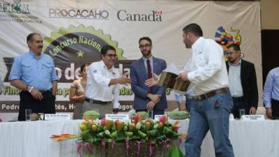 El presidente Juan Orlando Hernández expone sus argumentos durante el desarrollo del primer Concurso Nacional de Cacao de Calidad.