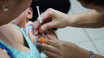 ´Un grupo de madres llegó al centro de salud a vacunar a sus hijos contra la influenza AH1N1.