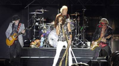 La banda estadounidense Aerosmith, durante su actuación esta noche en el estadio Heliodoro Rodriguez López de Tenerife, incluido en su gira 'Aero-Vederci Baby'. EFE/Cristóbal García.