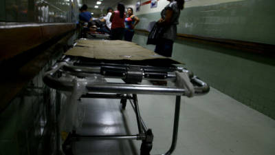 En el pasillo hay camillas sin colchones, se necesitan 100 más para dar respuesta a los pacientes.