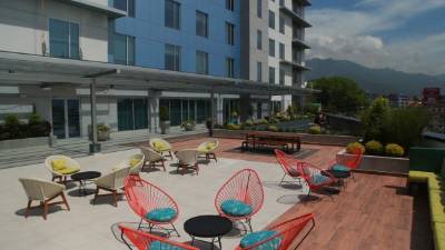 El hotel de siete niveles luce imponente en la avenida Circunvalación. Cuenta con áreas de descanso, dos restaurantes, gimnasio, habitaciones sencillas, dobles y suites, además de una amplia piscina, una terraza con capacidad para 120 personas y tres salones de eventos para 200 personas.