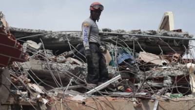 Sobrevivientes mantienen la búsqueda de familiares tras sismo que deja 413 muertos. AFP