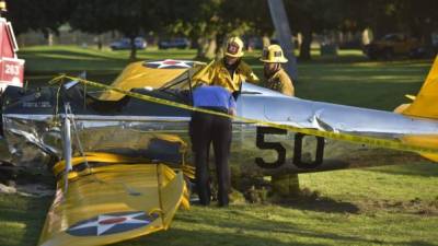 Los bomberos inspeccionan la avioneta en la que se estrelló el actor Harrison Ford.