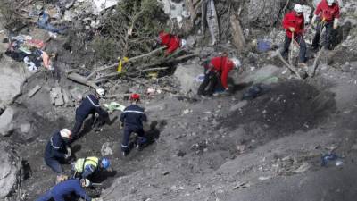 Los equipos de rescate iniciaron este domingo su sexta jornada consecutiva en la zona de la catástrofe con el fin de seguir recuperando e identificando restos humanos, así como de localizar la segunda caja negra del avión.