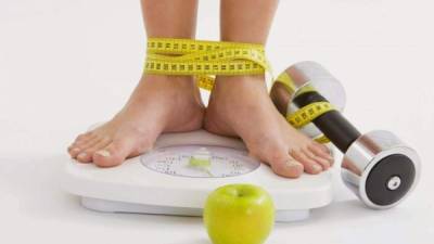 Siga una dieta que le ayude a bajar de peso de forma sana. Y sin que afecte su salud en general.