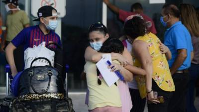 Familiares arribaron al Villeda Morales a recibir a los repatriados. Fotos: Yoseph Amaya.