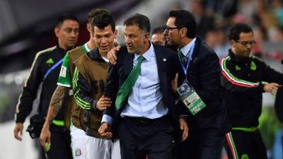 El técnico colombiano tuvo que ser separado tras el momento tenso.