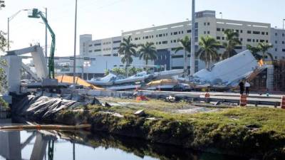 El puente peatonal prefabricado de 53 metros de largo se desplomó el pasado 15 de marzo sobre la Calle Ocho, una de las principales vías de Miami y que se estaba construyendo para que alumnos de la Universidad Internacional de Florida (FIU) pudieran acceder de manera más segura al campus. EFE/Archivo