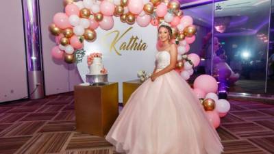 Alegría. Kathia Kafati disfrutó de una velada inolvidable junto con sus seres más cercanos. Fotos: Moisés Valenzuela