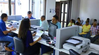 Usuarios son atendidos en la oficina del IHTT, localizada en barrio Guamilito.
