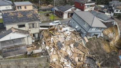 Decenas de casas resultaron destruidas tras el potente sismo en la costa occidental de Japón.