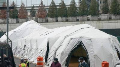Gigantescas carpas fueron desplegadas frente a un hospital de Nueva York para servir como morgue ante el incremento de víctimas por coronavirus./AFP.