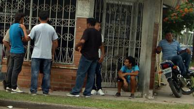 Familiares de las víctimas tuvieron que esperar largas horas para que les entregaran los cuerpos de sus parientes