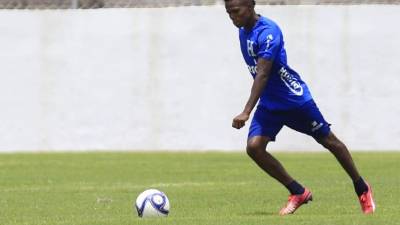 El habilidoso jugador del Vida, Maycol Montero, ensayó hoy los tiros libres.