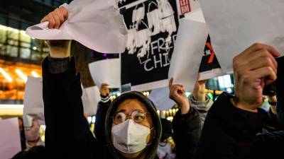 Los protestantes piden que se supendan las restricciones de Covid-19 de Beijing y exigen más libertades.