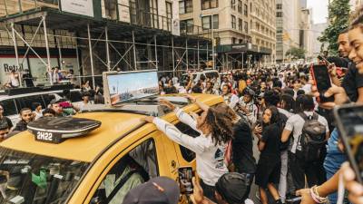Un grupo de jóvenes saltan sobre un taxi después de que cientos de adolescentes se reunieran en Union Square Park tras ser convocados por un influencer desatando un caos que provocó una gran respuesta policial.