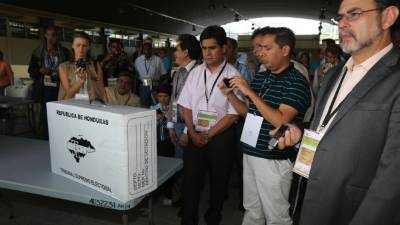 Los observadores en las bodegas del Infop.