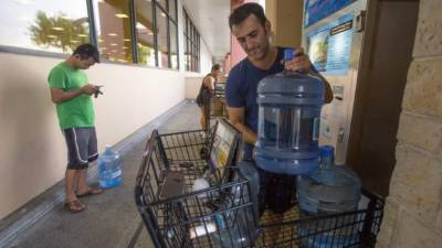 Los residentes de Hawái se preparan este jueves para el impacto del huracán Lane, de categoría 4, que llega con fuertes vientos, gran oleaje y lluvias torrenciales capaces de causar inundaciones y deslizamientos de tierra en las islas.