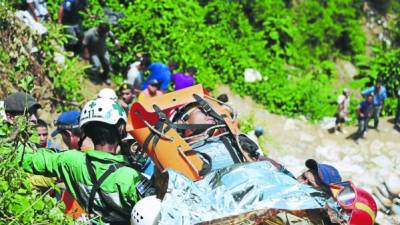 El rescate de tres de los 11 mineros llenó de alegría a todos en la mina sobre todo de sus parientes.