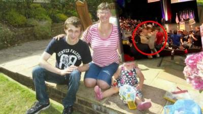 Una imagen, difundida por la familia de Michael Sandford junto a su madre y una del momento del altercado.