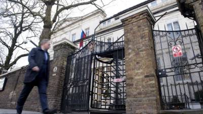 Una persona camina frente a la sede del consulado de Rusia en Londres.