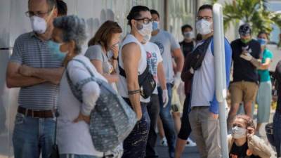 Venzolanos esperan a ser atendidos en una farmacia de Caracas.