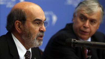 El director general de la Organización de Naciones Unidas para la Agricultura y la Alimentación (FAO), el brasileño José Graziano (i), y el ministro de Agricultura de Chile, Carlos Furche (d). EFE