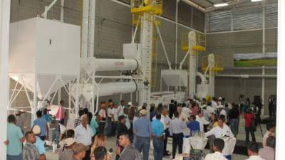 La maquinaria de la planta se puso en funcionamiento para demostrar los procesos a los asistentes. Fotos: Jorge Monzón