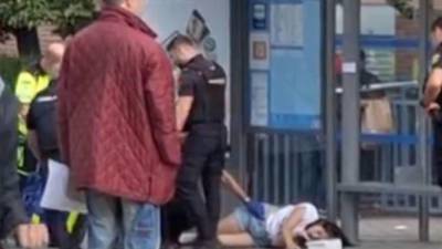 La hondureña quedó tirada en la acera después de ser atacada por un español.